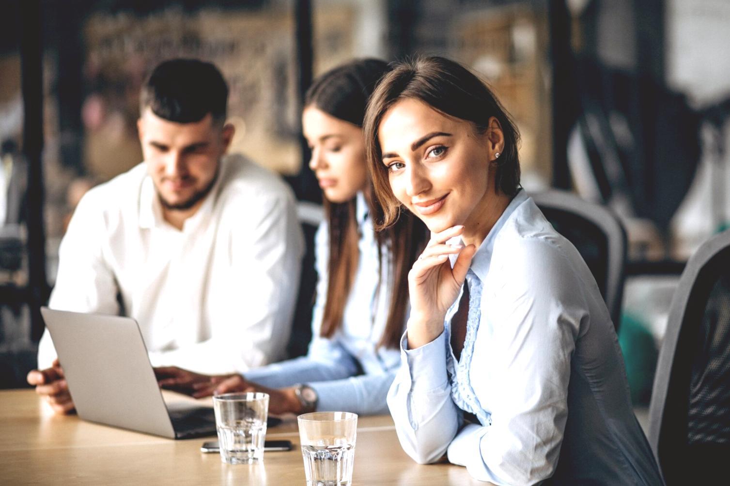 Profesional trabajando con registros financieros en oficina moderna